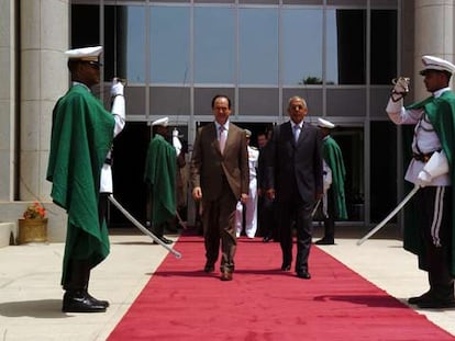 El ministro José Bono, con su homólogo mauritano, Baba Ould Sidi, en Nuakchot.