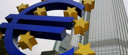 Una escultura del s&iacute;mbolo del euro ante la sede del Banco Central Europeo.