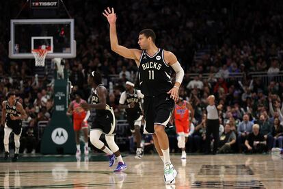 Brook Lopez celebra un triple en la victoria de Milwaukee Bucks ante Oklahoma City Thunder esta madrugada.