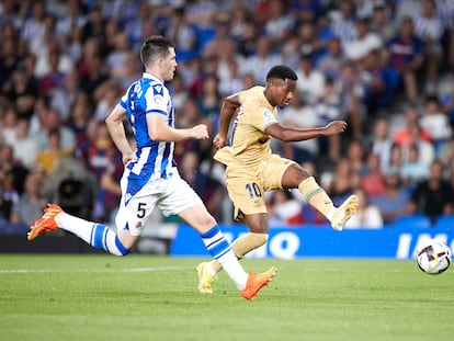 Ansu Fati remata delante de Zubeldia durante el partido entre la Real Sociedad y el Barcelona este domingo.