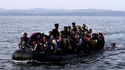 Un bot amb refugiats i immigrants arriba a l'illa de Lesbos (Grècia).