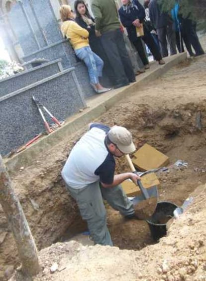 Trabajos de excavación de la fosa de la Guerra Civil en Santa Marta de Tera