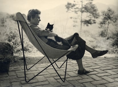 Elizabeth Bishop, con su gato 'Tobías', en 1954.