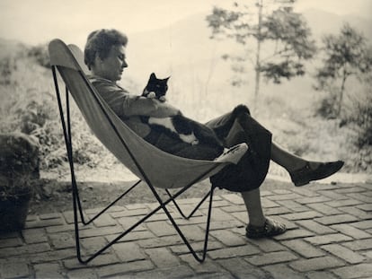 Elizabeth Bishop, con su gato 'Tobías', en 1954.