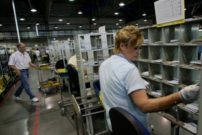 Empleados de Correos trabajan en el Centro de Tratamiento Automatizado de Vallecas (Madrid).