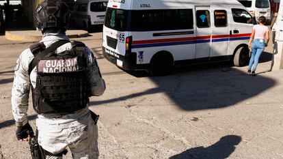 Un elemento de la Guardia Nacional vigila el ascenso de pasajeros a una unidad de transporte público, en Chilpancingo (Guerrero), el pasado 8 de febrero.