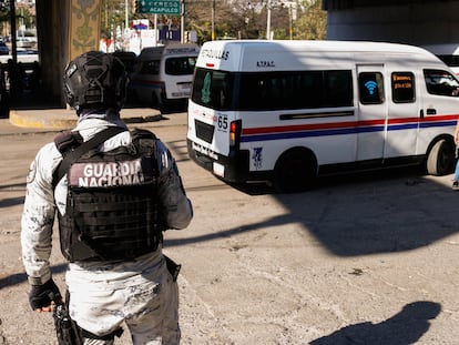 Un elemento de la Guardia Nacional vigila el ascenso de pasajeros a una unidad de transporte público, en Chilpancingo (Guerrero), el pasado 8 de febrero.
