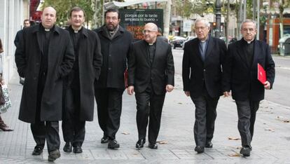 Los seis sacerdotes miembros del último consejo de Cajasur.