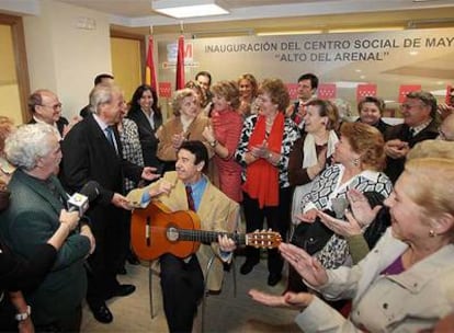 La presidenta de la Comunidad de Madrid, Esperanza Aguirre, durante la inauguración de un centro social en Vallecas.