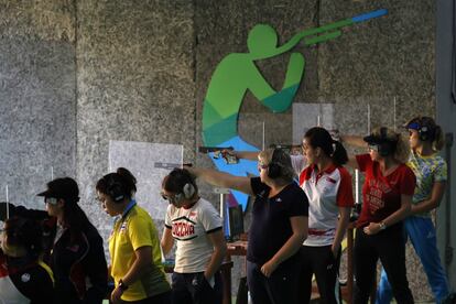 Mujeres atletas compiten en la prueba de tiro deportivo modalidad pistola deportiva 30+30 a 25 metros.