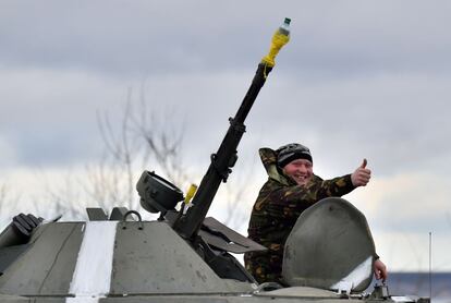 Un soldado de las fuerzas ucranias en un vehículo militar en la ciudad ucrania de Kramatorsk, en la región de Donetsk.