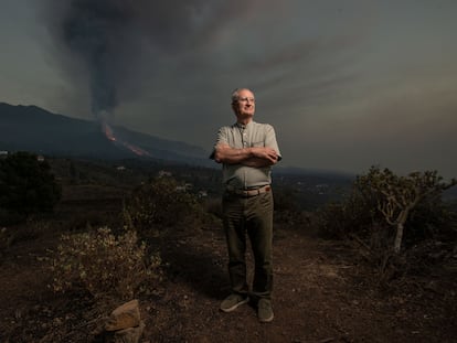 El vulcanólogo español Juan Carlos Carracedo, con el nuevo volcán de Cumbre Vieja a su espalda, en la isla canaria de La Palma.