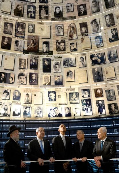 El presidente de EEUU, Barack Obama, durante al visita al Museo del Holocausto Yad Vashem que guarda el recuerdo de los seis millones de judíos que murieron a manos de los nazis antes, y durante, la Segunda Guerra Mundial (1939-1945) en Jerusalén (Israel).