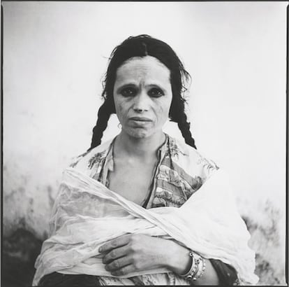 Argelia, 1960. Fotos tomadas a mujeres argelinas para los documentos de identidad en los que se les quitó el velo a la fuerza por las autoridades francesas coloniales. Las fotos fueron usadas luego como testimonio de la brutalidad de la Guerra de Argelia.