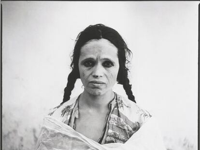 Argelia, 1960. Fotos tomadas a mujeres argelinas para los documentos de identidad en los que se les quitó el velo a la fuerza por las autoridades francesas coloniales. Las fotos fueron usadas luego como testimonio de la brutalidad de la Guerra de Argelia.