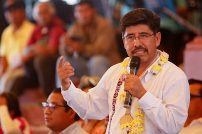Hugo Aguilar Ortiz da un discurso durante el cierre de su campaña en San Agustín Tlacotepec, Oaxaca, el pasado 28 de mayo.