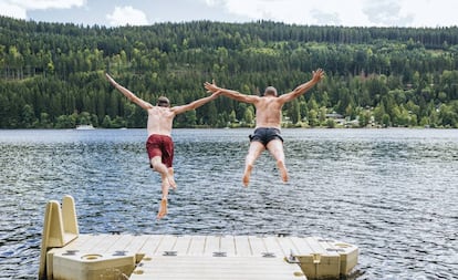 Bañistas en Titisee, lago de origen glaciar, cerca de Feldberg (Alemania).