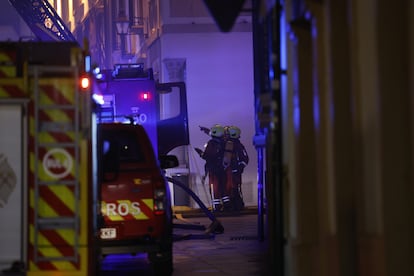 Hasta tres dotaciones de bomberos se desplazaron a las inmediaciones de la mezquita y la Policía Nacional acordonó la zona, impidiendo el acceso al monumento.
