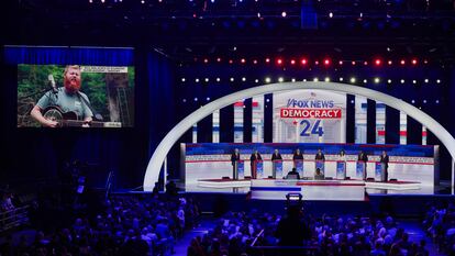 Los aspirantes a la candidatura a la presidencia del Partido Republicano contemplan el vídeo de Oliver Anthony en el que interpreta su tema 'Rich Men North of Richmond' en su primer debate de la campaña presidencial, en Milwaukee, Wisconsin, el 23 de agosto de 2023.