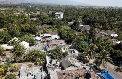Vista aérea de los edificios dañados en la aldea de Sugian, en la isla indonesia de Lombok.