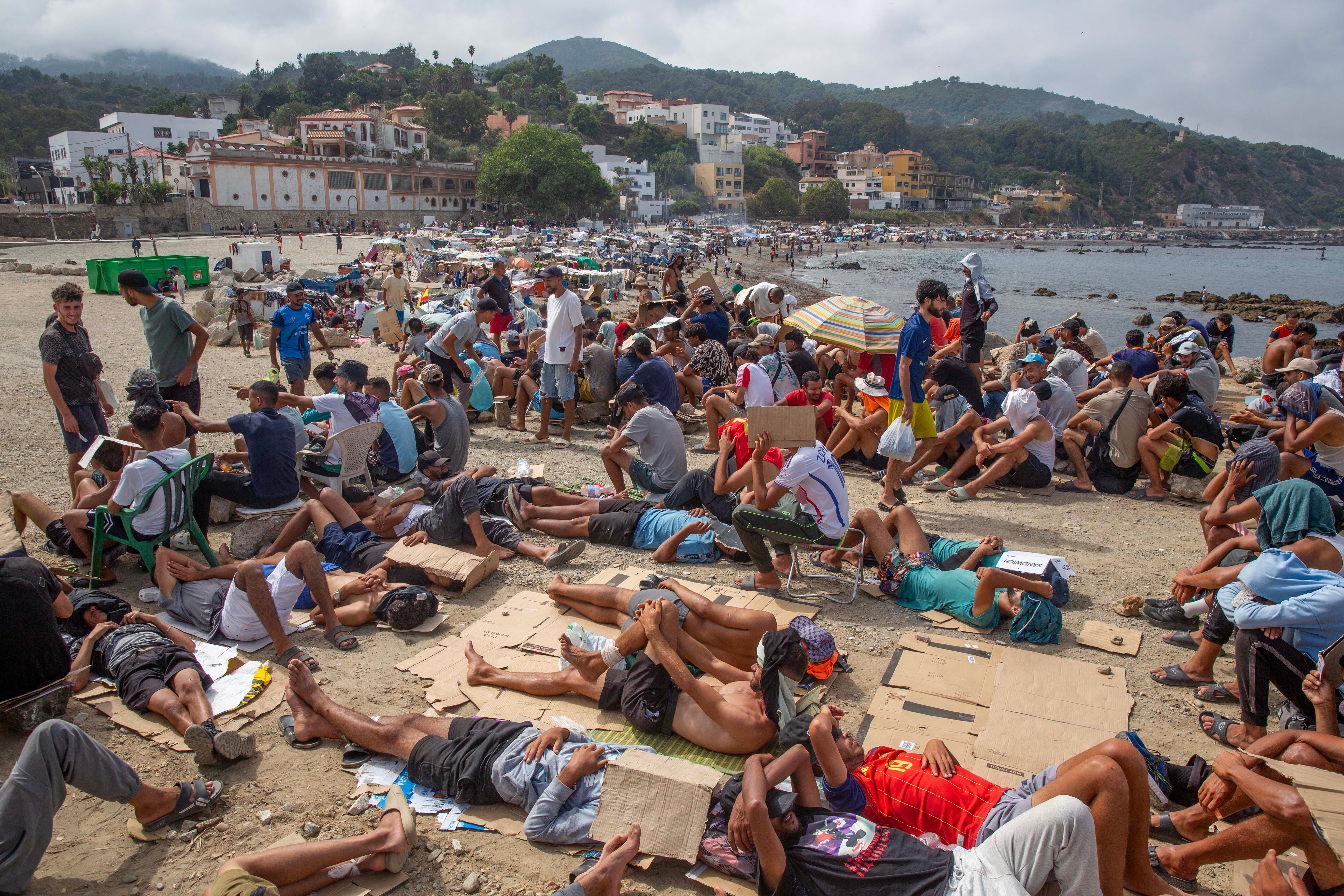 Ceuta trata de convivir con la emergencia mientras cientos de migrantes buscan espacios de acogida