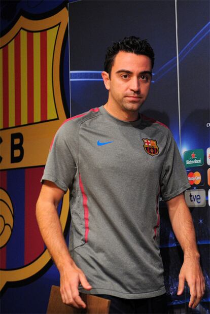 Xavi abandona la sala de prensa tras su comparecencia ante los medios.