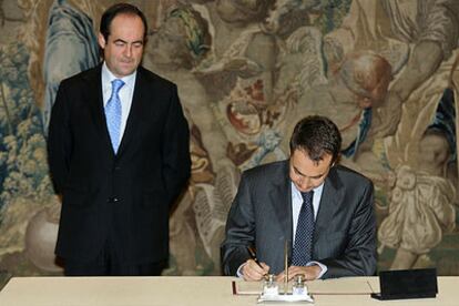 El presidente del Gobierno, José Luis Rodríguez Zapatero, firma, en presencia del ministro José Bono, la Directiva de Defensa Nacional.