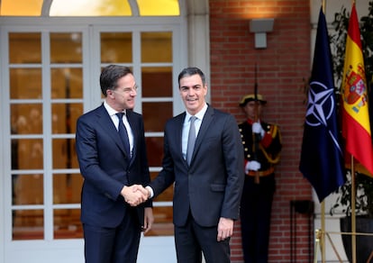 El presidente del Gobierno, Pedro Snchez, a la izquierda, con el secretario general de la OTAN, Mark Rutte, este lunes en La Moncloa.