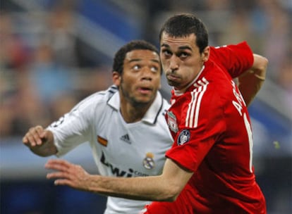 Arbeloa, junto a Marcelo en la ida de los octavos de la pasada <i>Champions</i> entre el Real Madrid y el Liverpool en el Bernabéu.