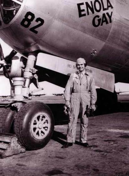 Paul Tibbets, junto al bombardero <i>Enola Gay,</i> en 1945.