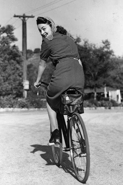 La actriz, montando en bici en Los Ángeles, en 1938. Nunca dejó de hacerlo y su última imagen pública, con 103 años, fue sobre una bicicleta.