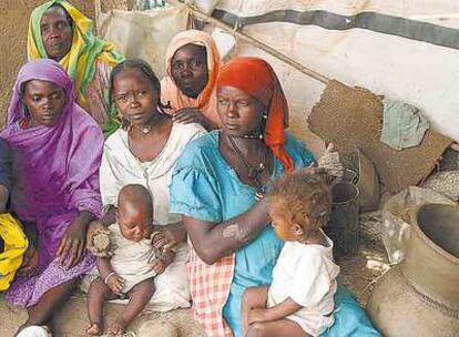 Cinco mujeres violadas por las milicias árabes de Sudán al sur de Darfur en 2006 posan en un campo de refugiados el pasado abril.