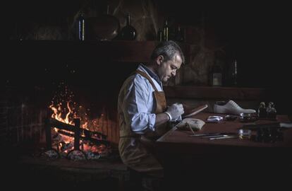Una artesano de Magnanni en una fase de la elaboración del zapato