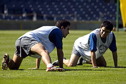 Xavi, a la izquierda, y Saviola, durante un entrenamiento del Barça.