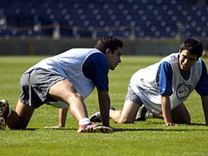 Xavi, a la izquierda, y Saviola, durante un entrenamiento del Barça.