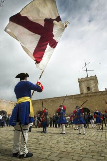 Los soldados de la Coronela en el patio de armas.