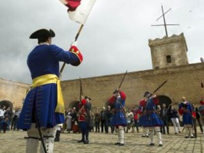 Los soldados de la Coronela en el patio de armas.