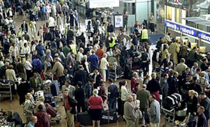 El caos reina en el aeropuerto de Bruselas, donde los pasajeros de Sabena se arremolinan frente a los mostradores de la compañía.