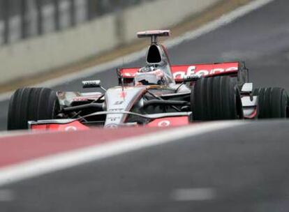 Fernando Alonso, ayer, en los entrenamientos libres del GP de Brasil.