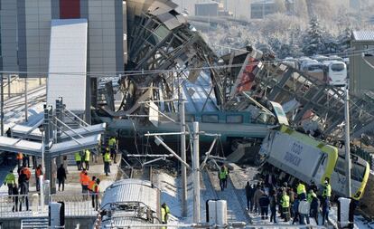 Mesmo assim, a locomotiva e os dois primeiros vagões do trem acidentado deixaram os trilhos com tanta força que a passagem de nível da estação foi destruída e caiu na ferrovia. "Eu estava no sexto carro, até que o trem não estava indo muito rápido e de repente vimos que o carro havia se separado e deixado a pista. Tentamos passar para o quinto carro, mas as portas estavam bloqueadas", explicou uma das passageiras afetadas à agência turca IHA.