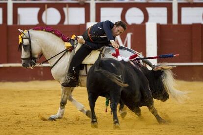 El rejoneador Leonardo Hern&aacute;ndez, durante su segundo toro en la plaza de la Malagueta. 