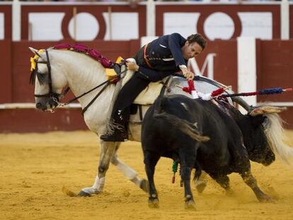 El rejoneador Leonardo Hern&aacute;ndez, durante su segundo toro en la plaza de la Malagueta. 