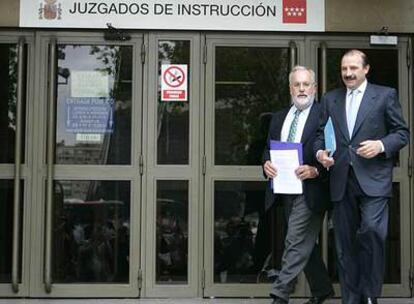 Miguel Arias Cañete y Vicente Martínez Pujalte, ayer en los juzgados para presentar la denuncia.