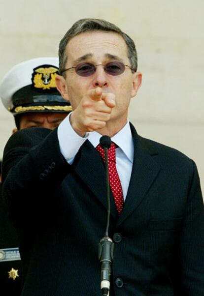 El presidente Uribe, en una ceremonia celebrada en Bogotá en 2004.