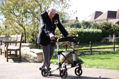 El verterano, Tom Moore, de 99 años, con su andador.