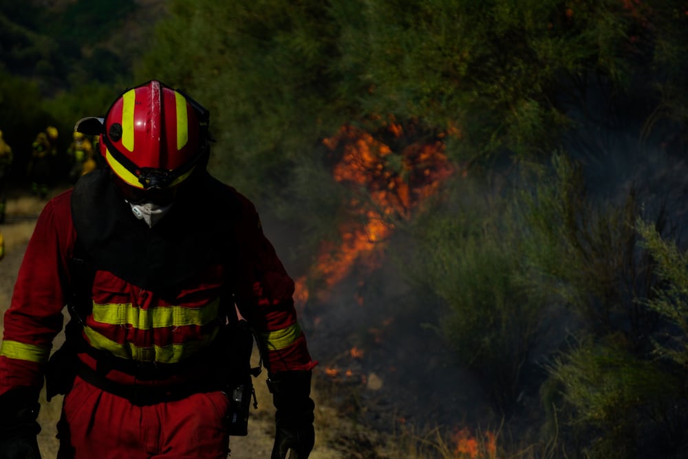 JARILLA (CÁCERES), 18/08/2025.- Efectivos de la UME trabajan hoy lunes en el incendio de Jarilla (Cáceres). El incendio de Jarilla (Cáceres) ha entrado ya en Castilla y León por zonas altas del municipio salmantino de Candelario a última hora de esta tarde, aunque la previsión es que se mantenga ahí y lo puedan controlar por la mañana con la ayuda de medios aéreos. EFE/UME SÓLO USO EDITORIAL/SÓLO DISPONIBLE PARA ILUSTRAR LA NOTICIA QUE ACOMPAÑA (CRÉDITO OBLIGATORIO)
