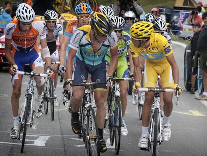 Armstrong y Contador charlan durante una fuga en el Tour de 2009.