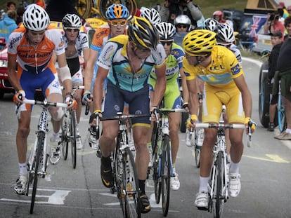 Armstrong y Contador charlan durante una fuga en el Tour de 2009.