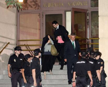 María Antonia García Pombo y su hermana Eva salen libres después de ser interrogadas por el juez de la Audiencia Nacional Pablo Ruz.