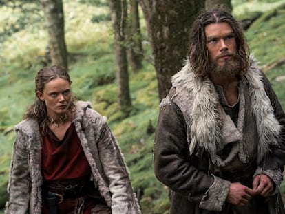 Frida Gustavsson y Sam Corlett, como Freydis y Leif Erikson en la serie 'Vikingos: Valhalla'.